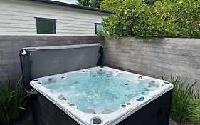 Summer Holiday 4 Bedrooms House In Hamilton With Pool And Spa